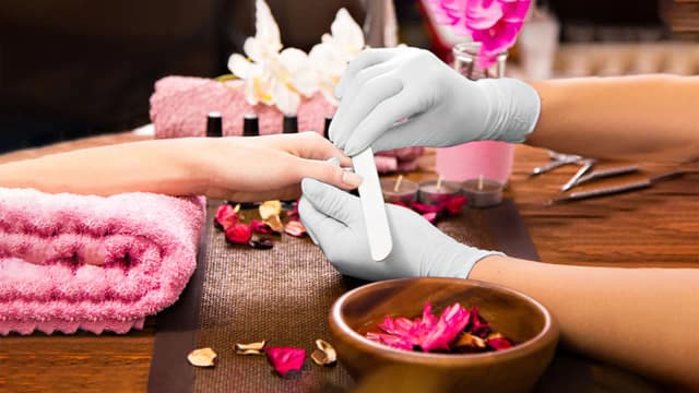 Relaksujący manicure spa: jak zadbać o swoje dłonie i umysł Relaksujący manicure spa: jak zadbać o swoje dłonie i umysł